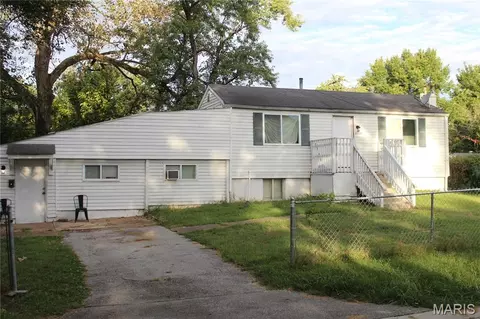 10153 Earl Dr, Saint Louis, MO 63136