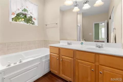 Bath - 910 Oak Pass Ln, Sullivan, MO 63080 photo 2 of 5