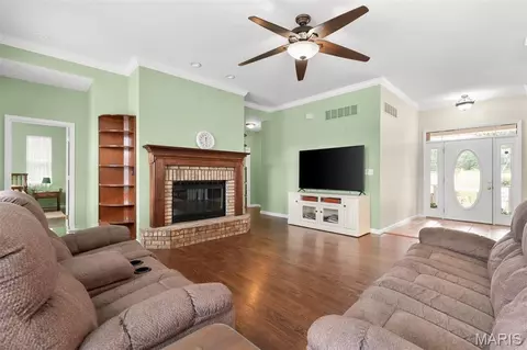Living - 910 Oak Pass Ln, Sullivan, MO 63080 photo 3 of 3