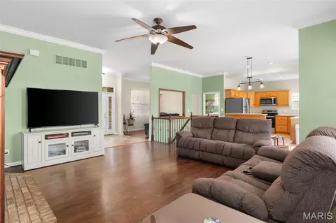 Living - 910 Oak Pass Ln, Sullivan, MO 63080 photo 2 of 3