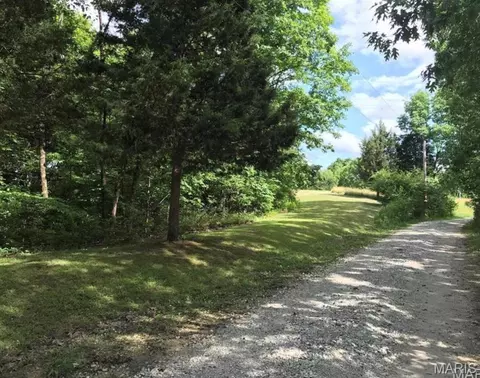 2 Hennessey Ln, Pacific, MO 63069