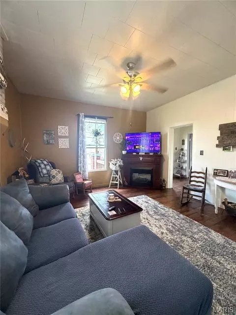 208 E First St, Farmington, MO 63640