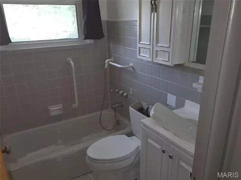 Bath - 62 Bayview Ct, Ferguson, MO 63135 photo 1 of 2