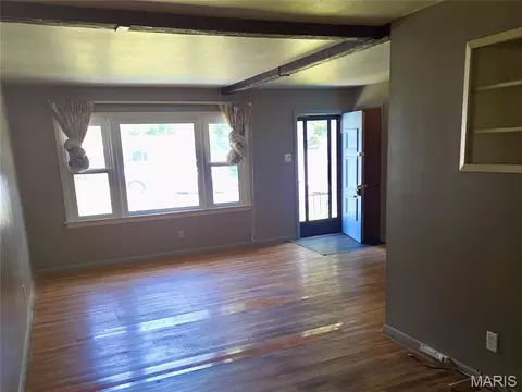 Living - 62 Bayview Ct, Ferguson, MO 63135 photo 2 of 3