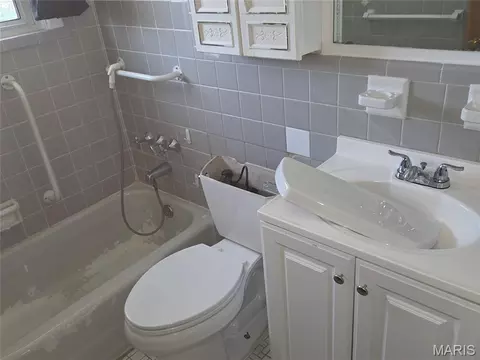 Bath - 62 Bayview Ct, Ferguson, MO 63135 photo 2 of 2