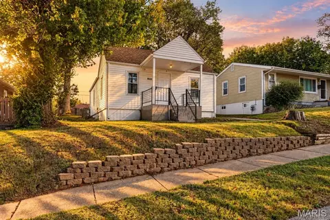9523 Theodosia Ave, Overland, MO 63114