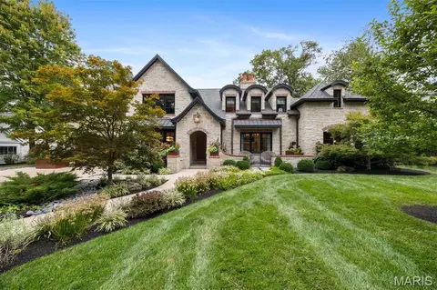 1353 Green Tree Ln, Glendale, MO 63122