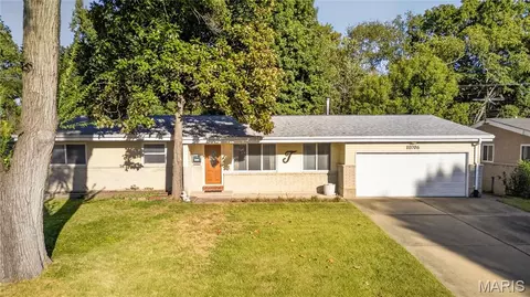10706 Vorhof Dr, Saint Louis, MO 63136