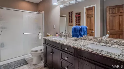 Bath - 1231 Brown Ln, Saint Clair, MO 63077 photo 3 of 4