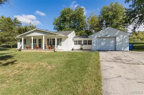 1338 Spring Dr, Herculaneum, MO 63048