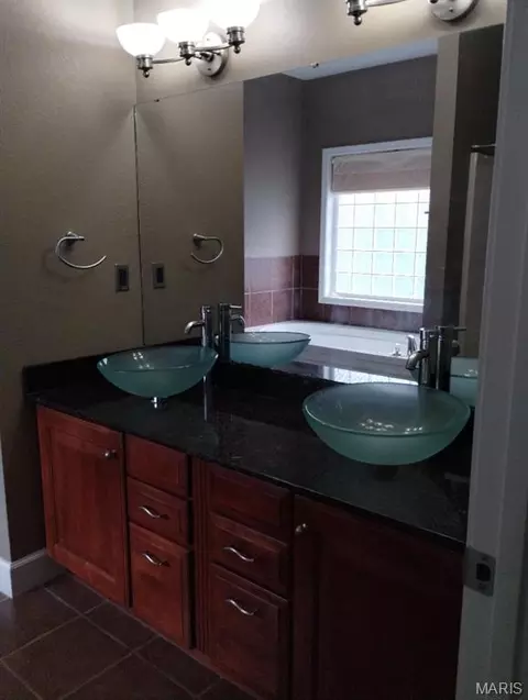 Bath - 300 Sooter Ln, Rolla, MO 65401 photo 1 of 2