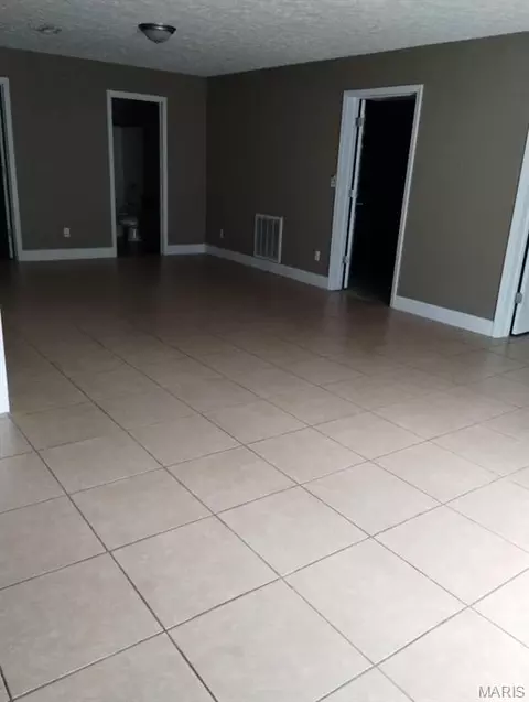 Living - 300 Sooter Ln, Rolla, MO 65401 photo 2 of 2