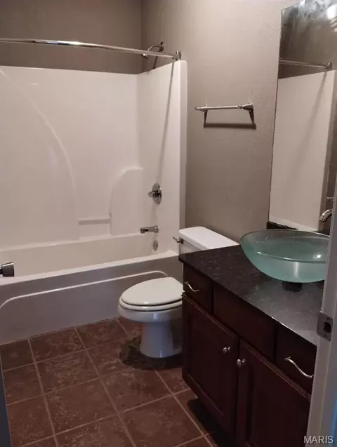 Bath - 300 Sooter Ln, Rolla, MO 65401 photo 2 of 2