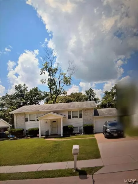 12040 Glenpark Dr, Maryland Heights, MO 63043