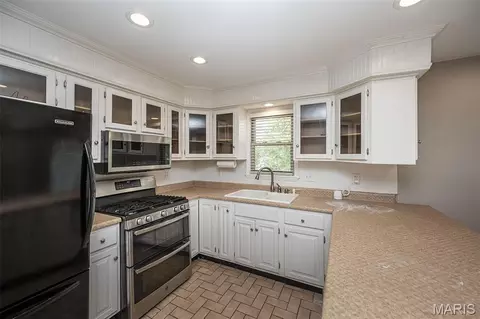Kitchen - 4345 Ringer Rd, Mehlville, MO 63129 photo 3 of 4
