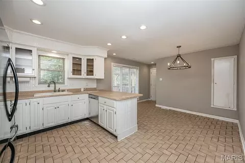 Kitchen - 4345 Ringer Rd, Mehlville, MO 63129 photo 2 of 4