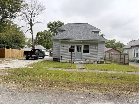 515 S Cedar St, Nokomis, IL 62075