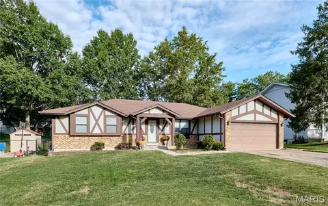 885 San Sebastian Dr, Fenton, MO 63026