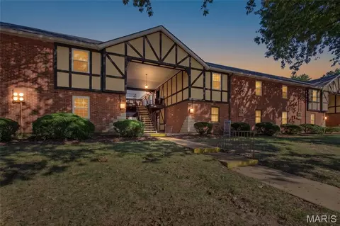 1062 Woodgate Dr, Kirkwood, MO 63122