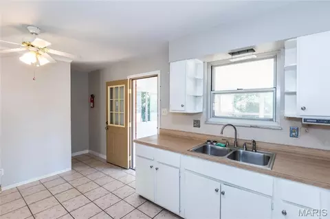 Kitchen - 2912 Raw Wind Dr, High Ridge, MO 63049 photo 3 of 4