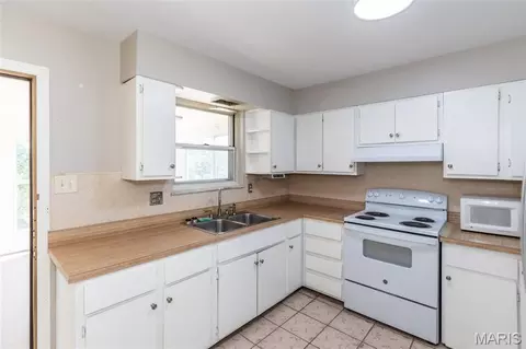 Kitchen - 2912 Raw Wind Dr, High Ridge, MO 63049 photo 2 of 4