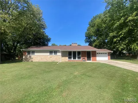 59 Magnolia Dr, Belleville, IL 62221