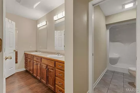 Bath - 913 S Sutton Pl, Kennett, MO 63857 photo 2 of 4