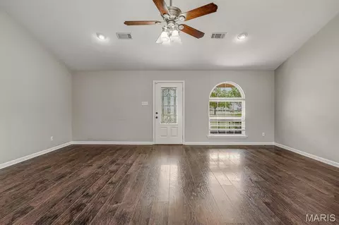 Living - 913 S Sutton Pl, Kennett, MO 63857 photo 2 of 4