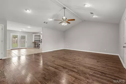 Living - 913 S Sutton Pl, Kennett, MO 63857 photo 4 of 4