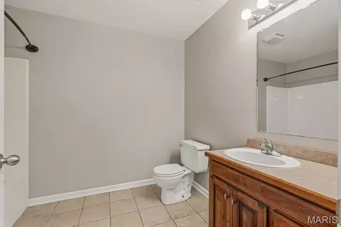 Bath - 913 S Sutton Pl, Kennett, MO 63857 photo 1 of 4