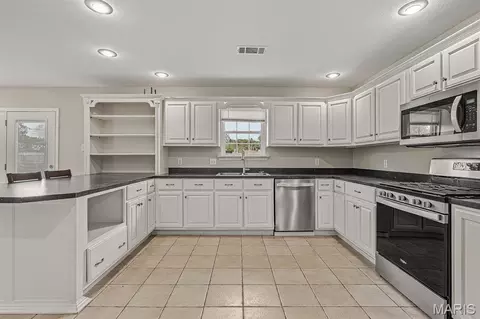 Kitchen - 913 S Sutton Pl, Kennett, MO 63857 photo 3 of 4