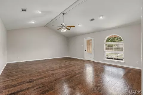 Living - 913 S Sutton Pl, Kennett, MO 63857 photo 1 of 4