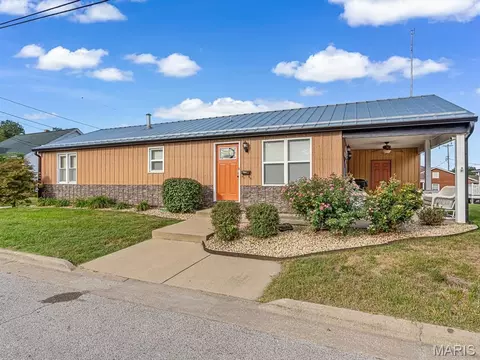 Exterior - 403 S Moore St, Waterloo, IL 62298 photo 2 of 4