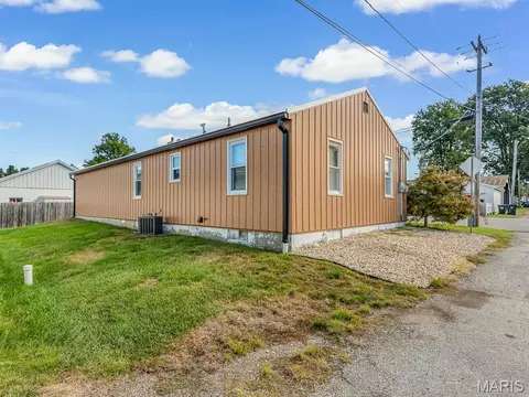 Exterior - 403 S Moore St, Waterloo, IL 62298 photo 4 of 4