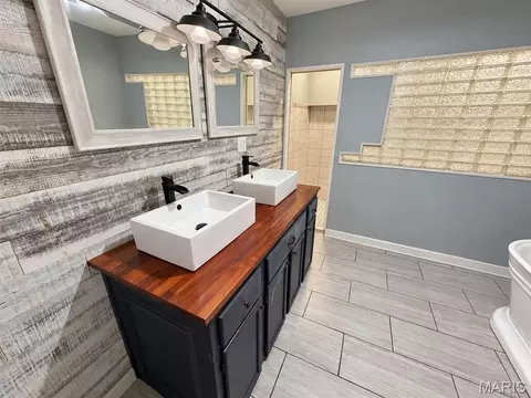 Bath - 13515 Locust St, Dexter, MO 63841 photo 1 of 1