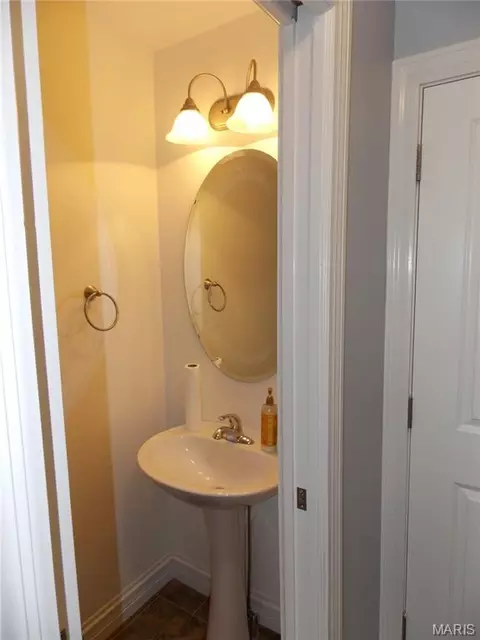 Bath - 384 Arvel Ln, Washington, MO 63090 photo 5 of 10
