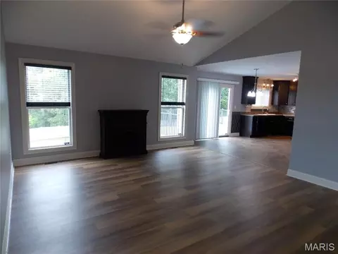 Living - 384 Arvel Ln, Washington, MO 63090 photo 4 of 6
