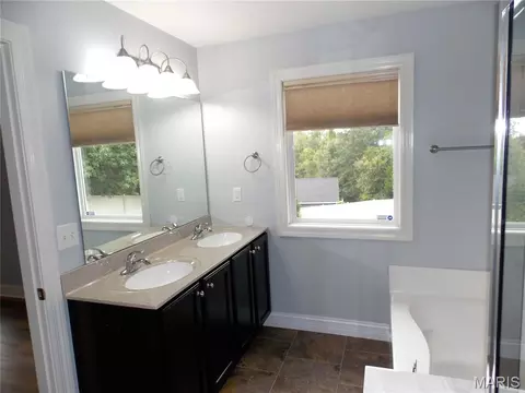 Bath - 384 Arvel Ln, Washington, MO 63090 photo 9 of 10