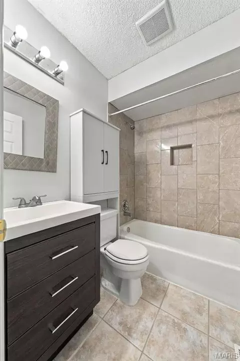 Bath - 158 Beard Dr #C, Eureka, MO 63025 photo 2 of 4