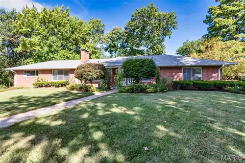 2 Creekside Ln, Creve Coeur, MO 63141