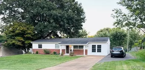 246 Howard Dr, Ballwin, MO 63021 photo 2
