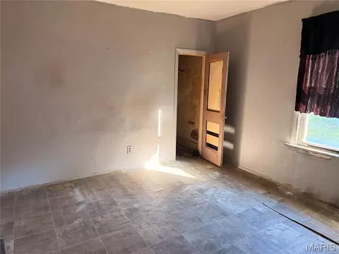Bedroom - 2201 Johnson St, Alton, IL 62002 photo 2 of 3