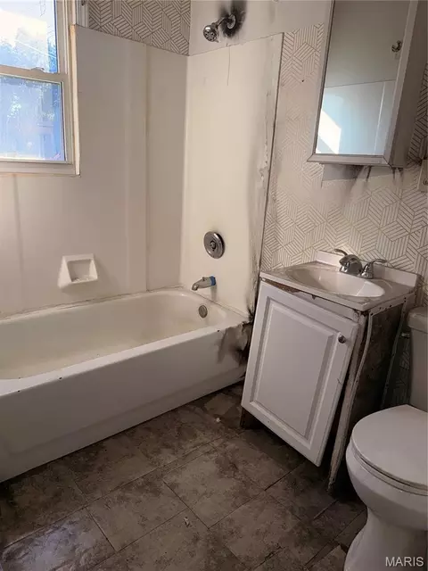 Bath - 2201 Johnson St, Alton, IL 62002 photo 1 of 1