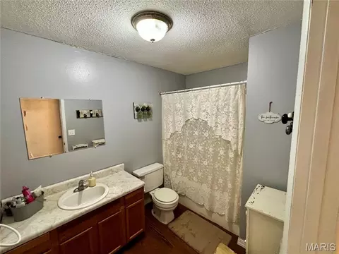 Bath - 702 E Silver St, Naylor, MO 63953 photo 1 of 3