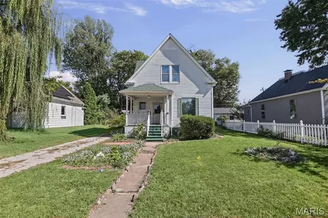850 Holyoake Rd, Edwardsville, IL 62025