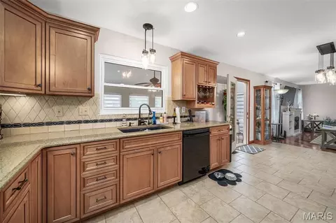 Kitchen - 355 Birmingham Dr, O'fallon, MO 63366 photo 4 of 5
