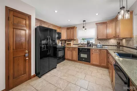 Kitchen - 355 Birmingham Dr, O'fallon, MO 63366 photo 2 of 5