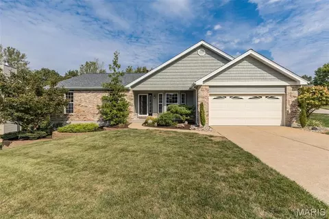 3001 Oakstowne Pl, Saint Louis, MO 63129