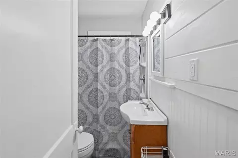Bath - 2626 Plainview Ter, Alton, IL 62002 photo 1 of 1
