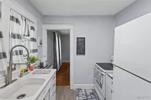 Kitchen - 2626 Plainview Ter, Alton, IL 62002 photo 3 of 4